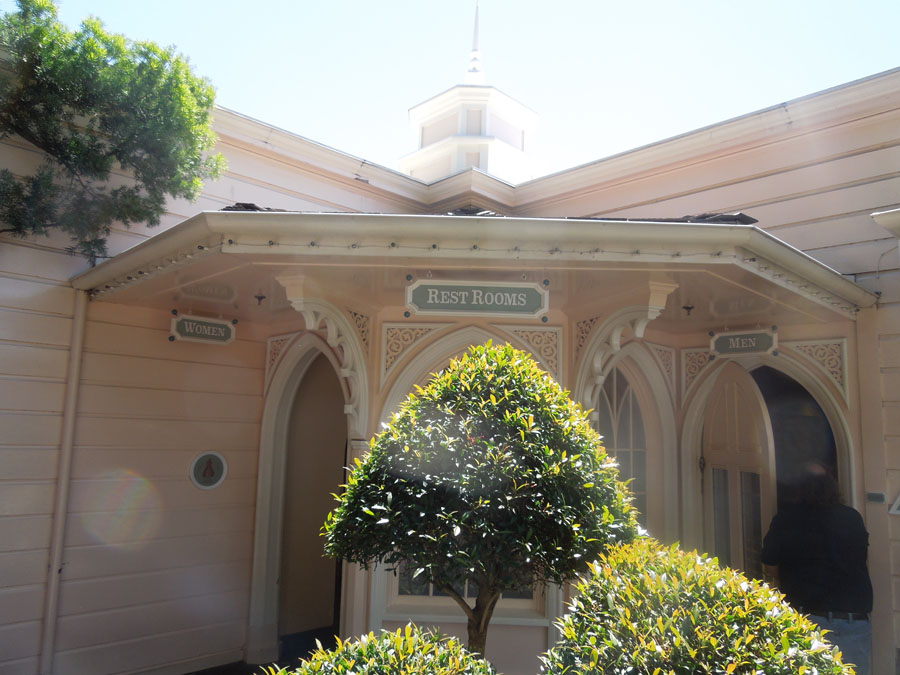 Disneyland Plaza Inn Restroom